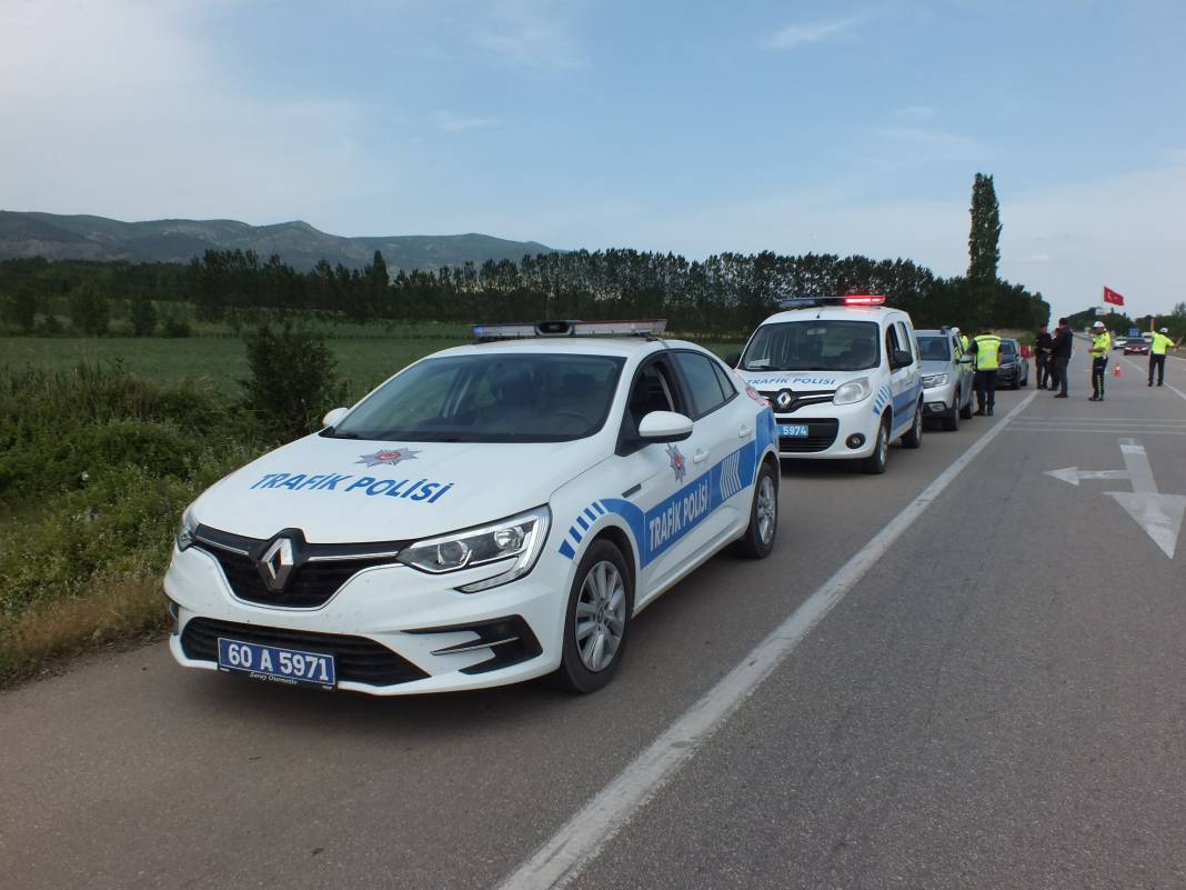 Tokat'ta feci kaza! Otomobil şarampole uçtu: Ölüler ve yaralılar var 3